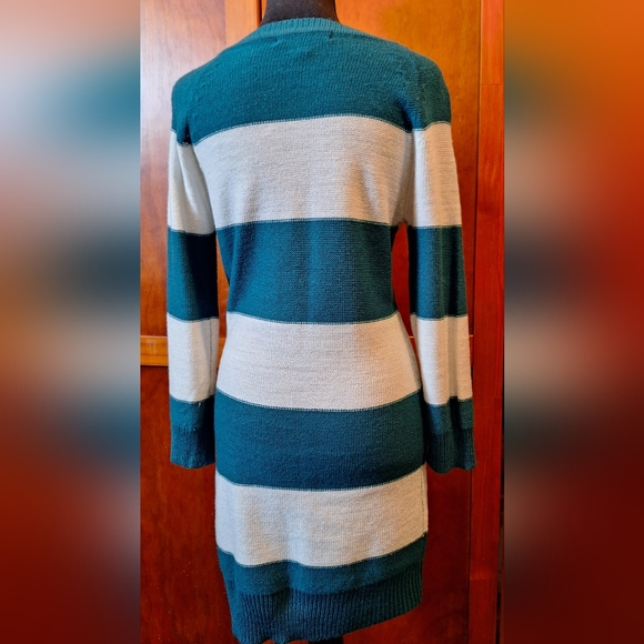 MADE FOR ME TO LOOK AMAZING sweater dress. Size: L - Picture 4 of 6